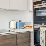 Bright 1 Bdr Apt With Terrace & Great Travel Links