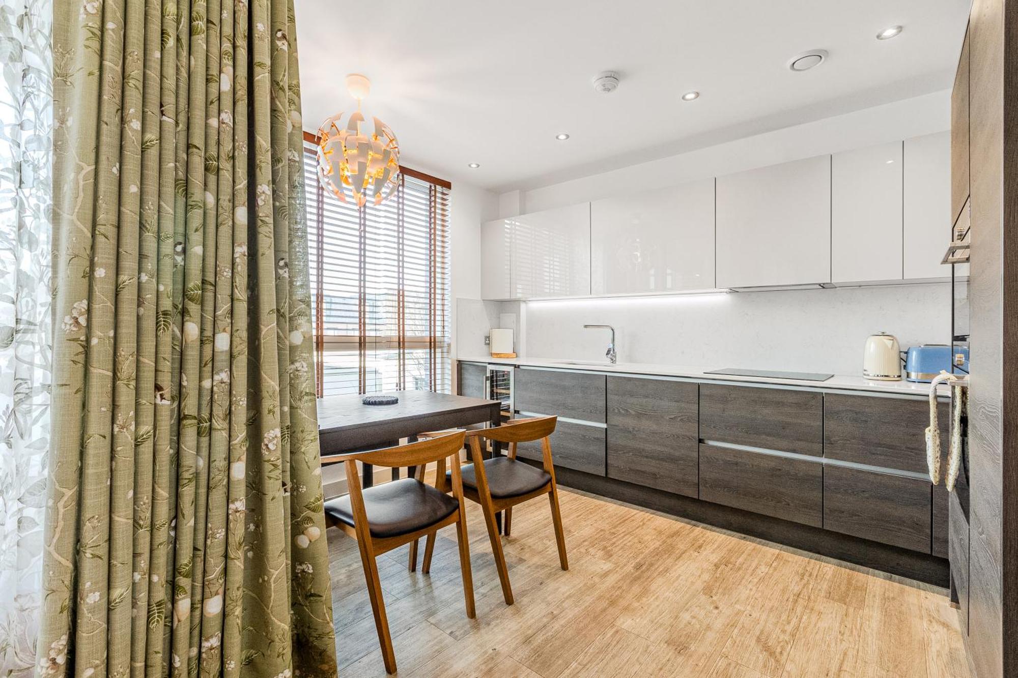 Bright 1 Bdr With Terrace & Great Travel Links * Londra