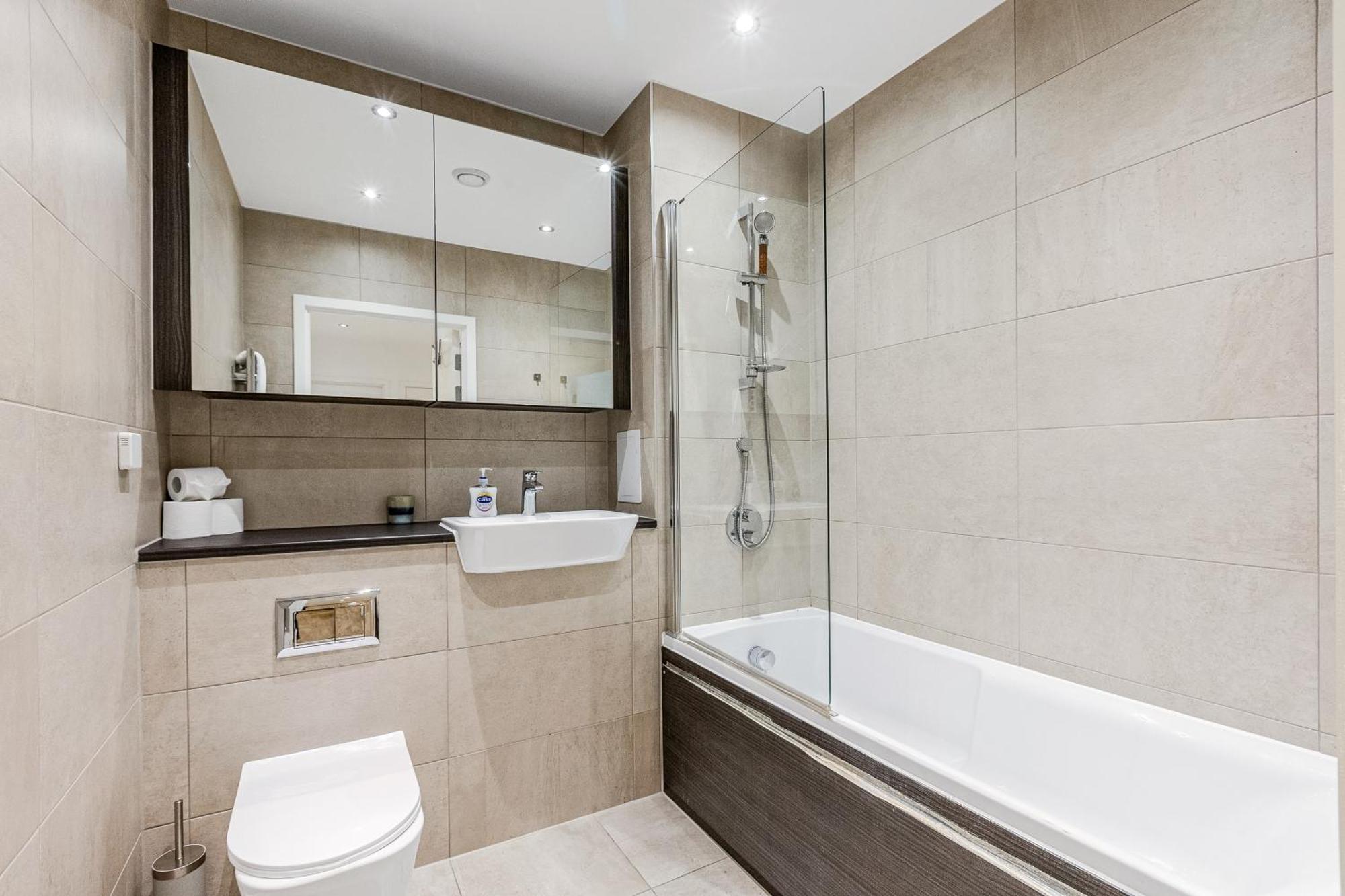 Bright 1 Bdr With Terrace & Great Travel Links Apartment *