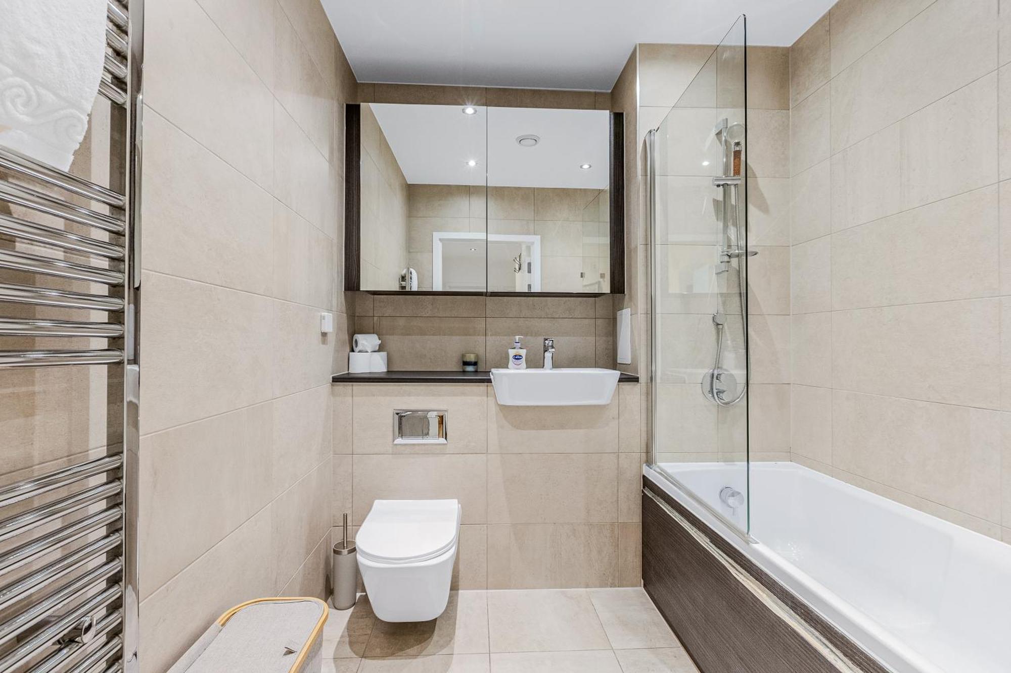 Bright 1 Bdr With Terrace & Great Travel Links Londra